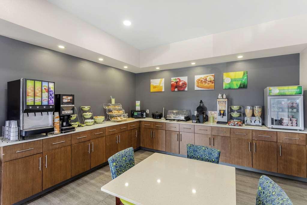 Quality Inn Кууквил Ресторант снимка